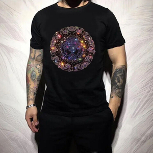 เสื้อยืดผู้ชายประดับเพชรเทียม แขนสั้น คอกลม ผ้าฝ้ายใส่สบาย สไตล์ลำลอง สตรีทแวร์ ตกแต่งด้วยเพชรเทียม - Product Image 4