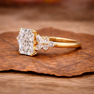 Anillo de Compromiso de Oro Amarillo Macizo con Corte Radiante, Anillo de Diamantes de Oro Amarillo con Tres Piedras, Piedras Laterales Redondas y Marquesa, Joyería Nupcial - Product Image 2