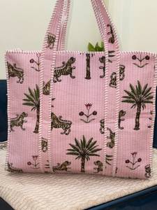 Sac fourre-tout matelassé indien en coton imprimé tigre rose, motif palmier floral, style Kantha, vente en gros - Product Image 1