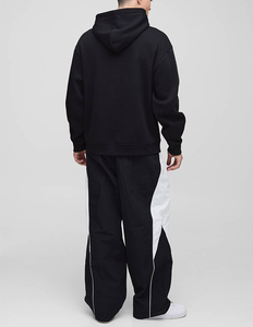 Pantalon baggy en nylon haute performance, conçu pour une liberté de mouvement maximale et un confort durable. - Product Image 2