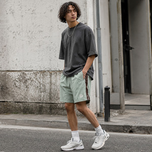 Pantalones Cortos Deportivos Holgados Estilo Y2K Personalizados para Hombre, Color Verde Menta Desgastado, Nailon Arrugado, Estilo Retro Urbano con Ribete Lateral Marrón y Logotipo Bordado - Product Image 6