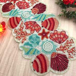 Chemin de table perlé fait main : design coloré corail et coquillages (13x36 pouces) - Product Image 2