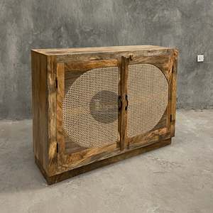 Mueble de Almacenamiento Vintage de Madera con Puertas Dobles de Mimbre Tejido a Mano, Acabado Rústico Natural, Mueble Hecho a Mano para Dormitorio - Product Image 4