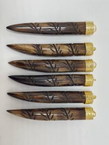 Bolígrafo Ecológico Hecho a Mano con Cuerno de Búfalo y Diseño Moderno de Hojas Talladas, Regalo de Boda Premium - Product Image 5