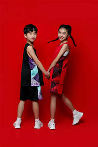 Ensemble de vêtements de sport de basketball personnalisés, maillot à col en V sublimé et short pour les joueurs d'équipe adultes - Product Image 4