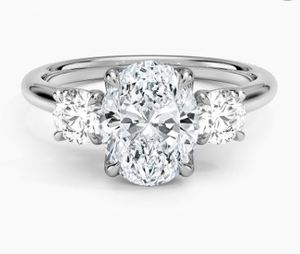 Bague de fiançailles pour femme avec diamant ovale et diamants princess sur les côtés, diamant de laboratoire classique - Product Image 3