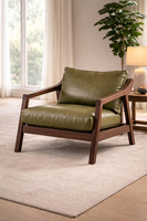 Fauteuil en cuir de style mid-century modern, structure en bois massif, dossier rembourré, chaise de salon, vert olive