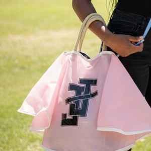 ปลอกคลุมกระเป๋าถือ Jack and Jill แบบกำหนดโลโก้เองได้ สีชมพู ปลอกกันฝุ่นสำหรับกระเป๋าถือ ถุงเก็บของสำหรับเดินทาง ป้องกันรอยขีดข่วน ใช้ซ้ำได้ ขายส่ง - Product Image 3