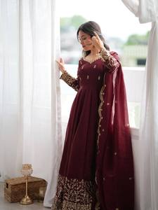Robe Anarkali traditionnelle indienne et pakistanaise pour femmes, longue jusqu'au sol, brodée, avec dupatta, tenue de mariage - Product Image 3
