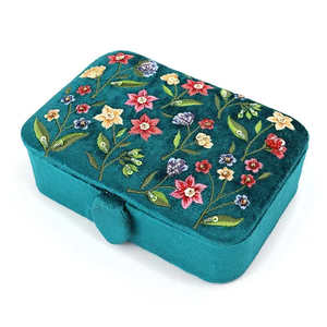 Boîte à bijoux de mariage de luxe en tissu brodé à la main avec perles, broderie florale rectangulaire, taille et logo personnalisables, artisanat artistique Whimsy - Product Image 1