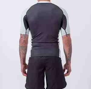 Chemises de compression pour hommes OEM de qualité supérieure, imprimées par sublimation, en polyester, pour la gym, le fitness, le surf et la plongée - Product Image 3