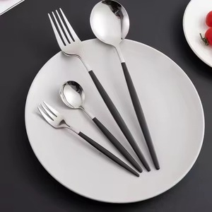 Ensemble de couverts minimalistes de luxe en acier inoxydable avec poignées de couleur personnalisée, compatibles lave-vaisselle, pour la restauration et les mariages - Product Image 1