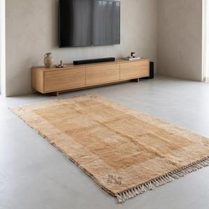 Alfombra de Lana Anudada a Mano de Estilo Clásico en Color Beige Arena, Diseño Floral Minimalista con Borde Decorativo y Flecos - Product Image 5