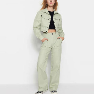 Conjunto de dos piezas premium personalizado para mujer: Chaqueta utilitaria y pantalones multibolsillos, moda urbana, fabricante mayorista OEM - Product Image 3
