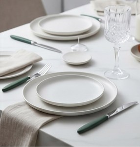 Ensemble de couverts minimalistes avec manches vertes, finition miroir haute brillance, compatible lave-vaisselle, pour repas modernes, mariages et fêtes. - Product Image 4