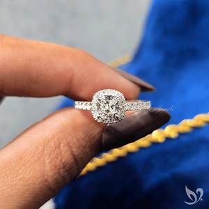 Anillo de compromiso de oro blanco de 10K con halo de diamantes cultivados en laboratorio de corte cojín de 1 quilate, certificado IGI, con banda pavé - Product Image 5