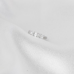 แหวนเพชรทรงเอเมอรัลด์คัทแบบครึ่งวง 1.7 กะรัต รูปตัวยู สำหรับงานแต่งงาน ดีไซน์เรียบหรู สามารถสวมซ้อนกับแหวนเพชรแบบอื่นได้ เครื่องประดับชั้นดี - Product Image 4