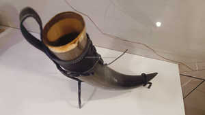 Soporte de cuero de animal pulido auténtico Vikingo, jarra de cuerno de cerveza con grabados inferiores, soporte de hierro, artesanías naturales de Saniya - Product Image 2