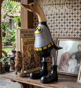 Figurine en bois Batman Duck peinte à la main, objet de collection 10x8x30 cm - Product Image 5