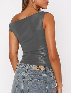 Top Corto de Piel Sintética Estilo Coreano para Mujer, Fabricante OEM ODM, Top Corto Personalizado sin Mangas - Product Image 2