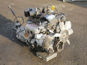 Moteur à essence 4 cylindres de 2,0 litres d'occasion OEM 1RZ, bloc long / ensemble moteur complet avec transmission manuelle - Product Image 5