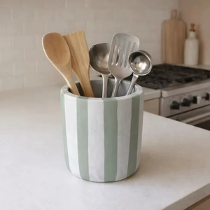 Elegante Portautensilios de Cerámica, Diseño de Rayas Verticales Pintadas a Mano, Duradero, Resistente al Calor, Amplio Organizador para la Encimera de la Cocina - Product Image 3