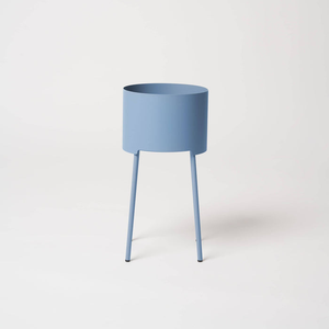Soporte de Metal Azul Cielo Moderno para Macetas con Patas Altas para Decoración Elegante de Interiores y Exteriores del Hogar y Jardín - Product Image 1