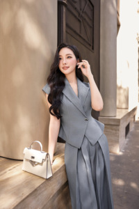 Chaleco Elegante Gris para Mujer con Solapa Entallada, Manga Casquillo, Lazos en la Espalda y Peplum, de Poliéster y Spandex, NERINA (ODM/OEM) - Product Image 4
