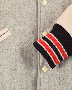 Veste varsity en laine mélangée pour homme avec manches en cuir et doublure matelassée, col rabattu, vêtement décontracté pour l'automne - Product Image 3