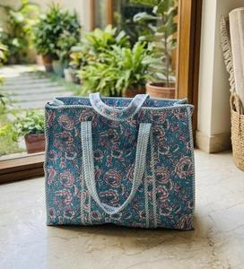 Sac fourre-tout en coton brodé floral, matelassé, réutilisable, sac à main pour le shopping, les voyages et l'usage quotidien - Product Image 1