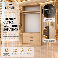 Armoire sur mesure en contreplaqué avec portes battantes, système de rangement moderne et luxueux pour projets intérieurs de villas et d'hôtels, le choix des architectes
