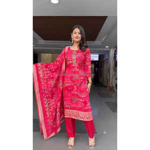 Presume del increíble color rojo de este traje en tus próximas festividades. La tela divina y lujosa con zari tejido da - Product Image 2