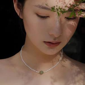 Collier pour femme de luxe rétro haut de gamme en jade de Hotan naturel et perles de millet d'eau douce, petit design polyvalent en argent - Product Image 2