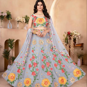 ชุดเลเฮนกาโชลีแบบดั้งเดิมสุดหรู ปักลายทองคำอย่างประณีต ผ้าตาข่ายลายผีเสื้อ ผลิตจากวัสดุรีไซเคิล สำหรับงานแต่งงานและงานเฉลิมฉลอง - Product Image 1