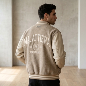 Chaqueta Beige Letterman para Hombre, Cuerpo de Forro Polar, Mangas de Cuero Crema, Chaqueta Bomber Bordada, Personalizada OEM ODM - Product Image 4