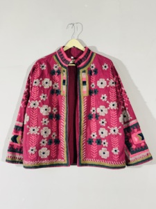 เสื้อแจ็คเก็ตกำมะหยี่สีชมพูร้อนลายดอกไม้แบบซูซานี – เสื้อโค้ทปักลายโบโฮทำมือ เสื้อคลุมงานเทศกาลสำหรับทุกเพศ - Product Image 1