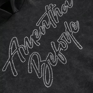 เสื้อฮู้ดดี้พรีเมียม ODM ตัดเย็บแบบไดมอนด์คัท ผ้าโพลีเอสเตอร์/คอตตอนฟลีซเนื้อนุ่ม หนานุ่ม ตกแต่งด้วยคริสตัล เหมาะสำหรับใส่ในฤดูหนาว แบบยูนิเซ็กส์ - Product Image 6