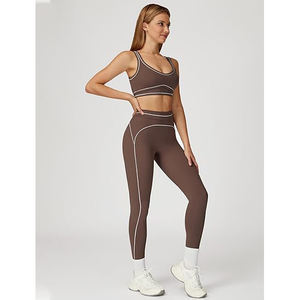 Ensemble de yoga froncé sur le côté pour femme, soutien-gorge de sport à col en V profond, pantalon évasé taille haute à revers, contrôle du ventre, en nylon et élasthanne, ensemble lifestyle - Product Image 2