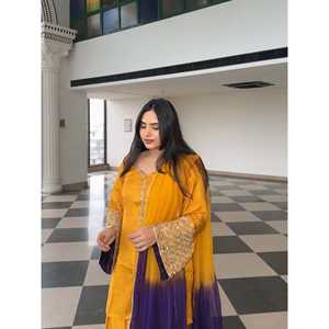 Hermoso Conjunto de Top, Falda y Dupatta con Bordado de Lentejuelas, Talla XL - Product Image 1