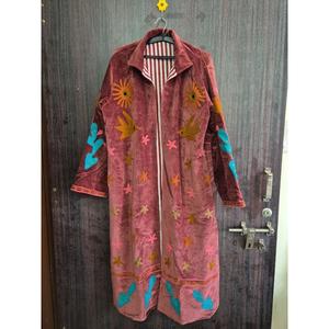 Abrigo largo de terciopelo Suzani, acolchado, transpirable, con cuello alto, bordado a mano con motivos florales, para mujer, ideal para festivales de invierno. - Product Image 4