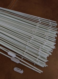 Vente en gros de bâtons de tirage de rideaux en fibre de verre de longueur personnalisée, avec mousqueton en acier inoxydable, robustes et antirouille, pour la coupe de rideaux. - Product Image 5