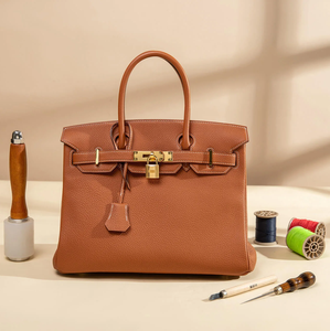 Sac à bandoulière vintage en cuir marron avec détail boucle. Esthétique classique. Disponible à prix de gros. - Product Image 2