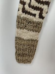 Cárdigan con botones tejido a mano para hombre, informal, hecho a mano, logotipo frontal, comodidad lujosa, elegancia atemporal, patrones intrincados - Product Image 5