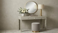Console moderne en bois massif avec tiroirs et pieds géométriques pour entrée d'appartement, salon ou hôtel