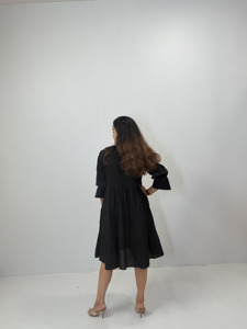 Vestido negro escalonado hasta la rodilla para mujer con motivos bordados, cuello en V y mangas tres cuartos acampanadas - Product Image 3