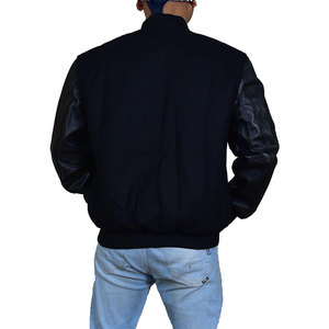 แจ็คเก็ตวาร์ซิตี้ขนสัตว์สั่งผลิตจำนวนมาก รับผลิตแบบ OEM/ODM แจ็คเก็ตฤดูหนาวคุณภาพสูงมีฮู้ดพร้อมโลโก้ด้านหน้าสำหรับทีม สีดำ - Product Image 5