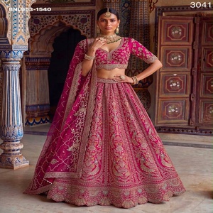 Ensemble de lehenga rose bonbon en satin de soie avec broderie paon, travail Dori et strass, pour femme - Collection mariage - Product Image 1
