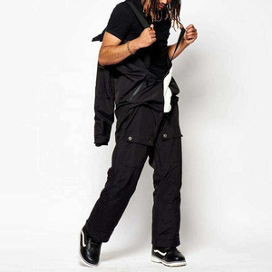 Ensemble veste de snowboard à capuche noire pour homme et pantalon cargo de ski, veste de ski d'hiver avec poches cargo latérales zippées, pour activités de plein air sur la neige - Product Image 4