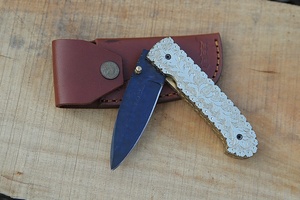 Couteau pliant artisanal en acier Damas avec manche gravé, couteau de poche avec étui en cuir, vente en gros, couteau de poche Damas haut de gamme - Product Image 4