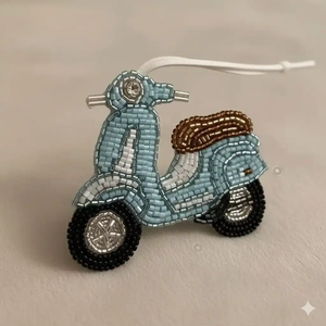 Breloque Scooter Vintage Perlée Marron avec Roues Noires pour Accessoires de Sac Décoration Tendance - Product Image 2